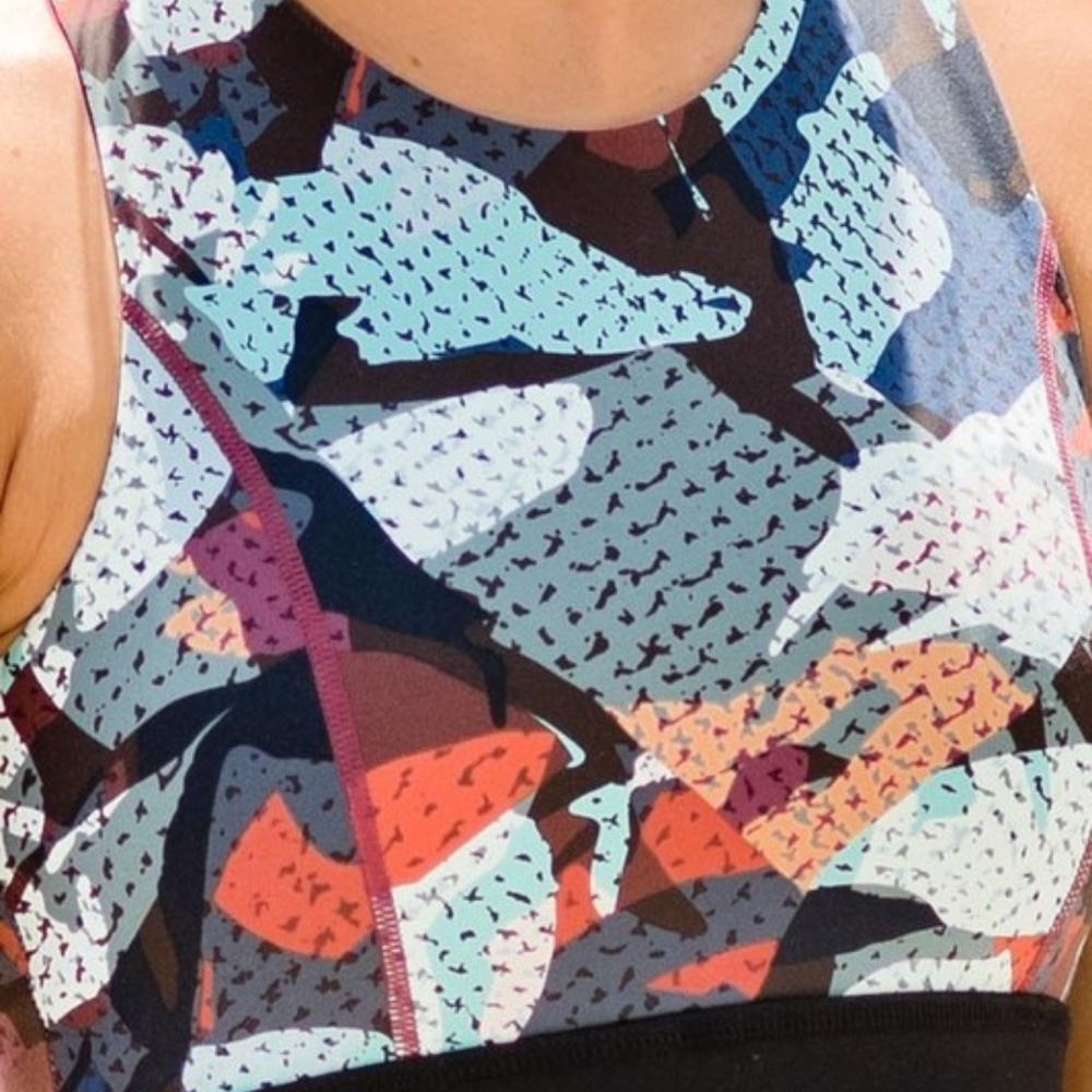 Cross Back Kaleidoscope Camo Print Sports Bra - Picture 3 of 4